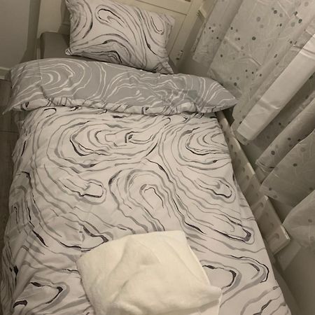 At Apex House Single Room Horndon-on-the-Hill Bagian luar foto